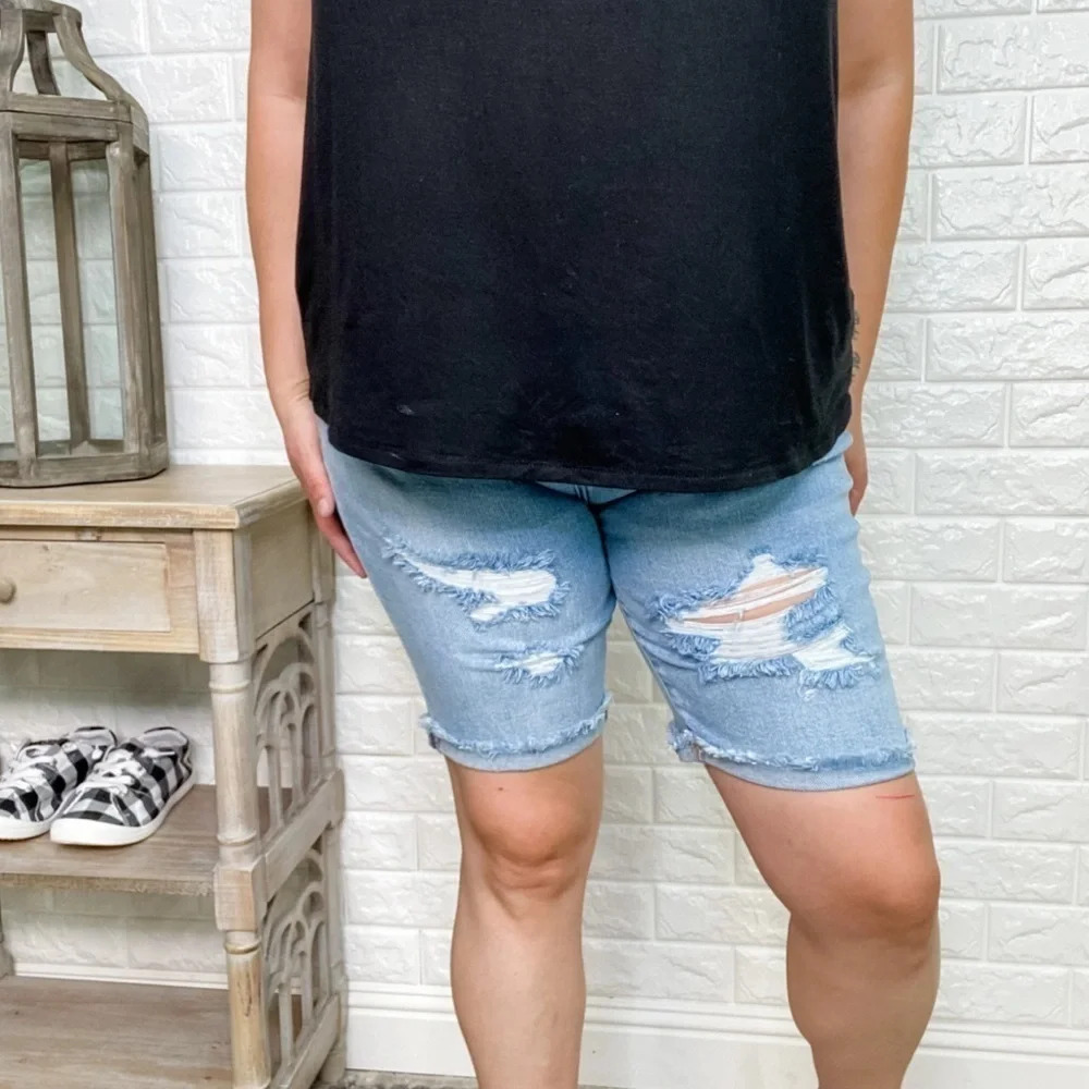 Judy Blue Bermuda distressed denim shorts‎
